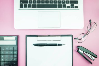 Kadın şık tablo. Boş beyaz kağıt boş alan ve resepsiyon üzerinde pastel pembe çiçekli kalem dergiler, Web siteleri, medya, Instagram için çalışma alanı. Düz yatıyordu, en iyi görünümü