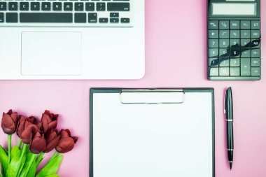 Kadın şık tablo. Boş beyaz kağıt boş alan ve resepsiyon üzerinde pastel pembe çiçekli kalem dergiler, Web siteleri, medya, Instagram için çalışma alanı. Düz yatıyordu, en iyi görünümü