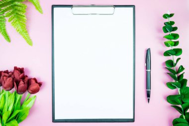 Kadın şık tablo. Boş beyaz kağıt boş alan ve resepsiyon üzerinde pastel pembe çiçekli kalem dergiler, Web siteleri, medya, Instagram için çalışma alanı. Düz yatıyordu, en iyi görünümü