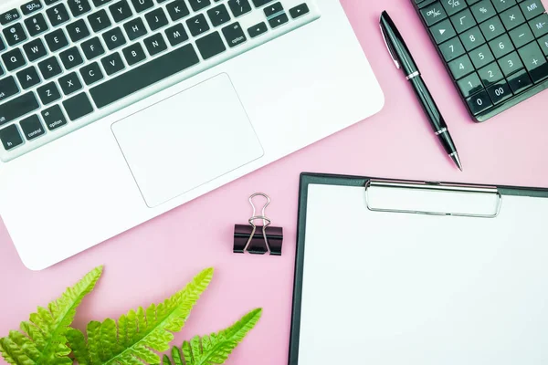 Kadın şık tablo. Boş beyaz kağıt boş alan ve resepsiyon üzerinde pastel pembe çiçekli kalem dergiler, Web siteleri, medya, Instagram için çalışma alanı. Düz yatıyordu, en iyi görünümü