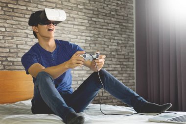 Vr kulaklık tasarım genel bir çözümdür ve Hayır logoları, sanal gerçeklik giyen adam film izlerken veya video oyun, çift pozlama etkisi koruyucu gözlük.