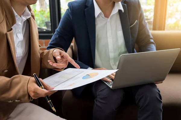 Bijeenkomst Werkplekconcept Mensen Uit Het Bedrijfsleven Werken Met Document Tablet — Stockfoto