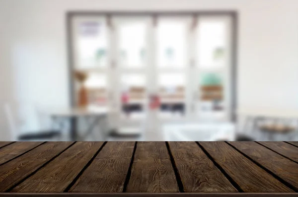選択したフォーカス空茶色の木製のテーブルとコーヒー ショップは ピンぼけ画像で背景をぼかし フォト モンタージュや製品の表示 — ストック写真