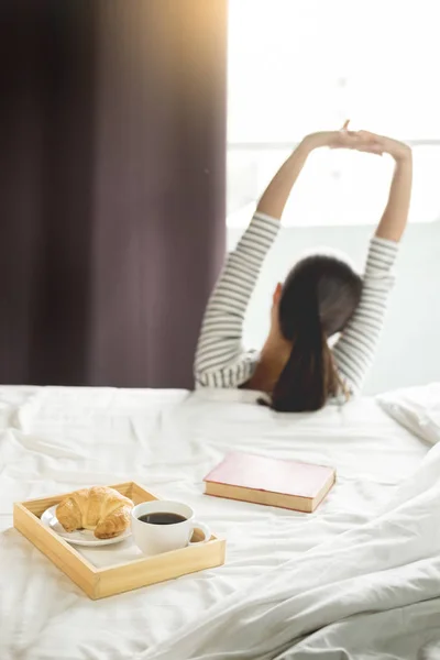 Atractivo Asiático Mujer Estirarse Uno Mismo Despertar Cama Habitación — Foto de Stock