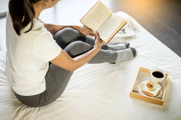 Vrouw Lezen Boek Krant Het Drinken Van Koffie Ontbijt Bed — Stockfoto