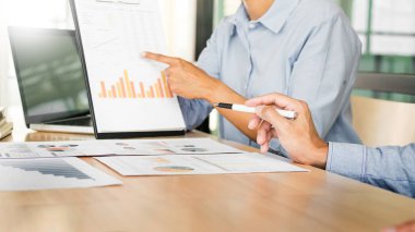 Çalışma planı ile Ofis Masası ve modern dijital bilgisayar laptop, ekip eller iş. Yönetici Mali Müfettiş ve rapor, yapım Sekreter dengesi hesaplama. 