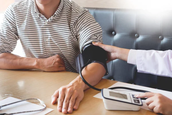 Gesundheits Krankenhaus Und Medizinkonzept Arzt Und Patient Messen Blutdruck Maschinell — Stockfoto