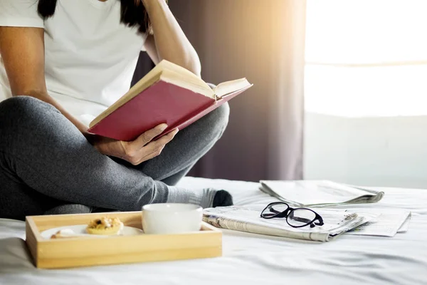 Kvinna Läsa Bok Eller Tidning Och Dricka Kaffe Frukost Sängen — Stockfoto