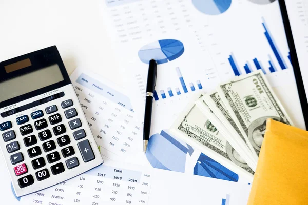 Resepsiyon çeşitli office araçları, dizüstü bilgisayar, dijital tablet ve evrak ile iş masaüstü çalışma alanı, numaraları ve grafikler ile üstten görünüm