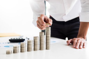 İşadamı el midsection yığın paralar, artan para office Resepsiyon, Döviz, yatırım, tasarruf, mali konsepti üzerine koymak..
