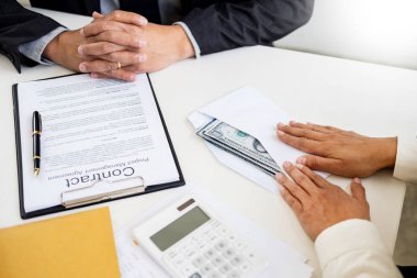 Bozuk işadamı, ya da politikacı rüşvet yüz dolar faturaları şeklinde. üst düzey görevliler arasından.