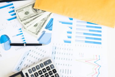 Resepsiyon çeşitli office araçları, dizüstü bilgisayar, dijital tablet ve evrak ile iş masaüstü çalışma alanı, numaraları ve grafikler ile üstten görünüm