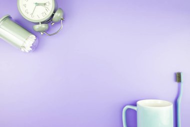 madeni eşya saat düz yatıyordu kompozisyon diş fırçası gözlük, mavi ve mor menekşe kavramı üzerinde havlu ve terlik üstten görünüm