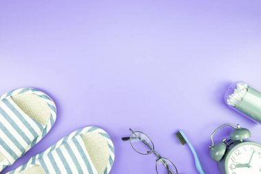 madeni eşya saat düz yatıyordu kompozisyon diş fırçası gözlük, mavi ve mor menekşe kavramı üzerinde havlu ve terlik üstten görünüm