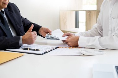 Bozuk işadamı, ya da politikacı rüşvet yüz dolar faturaları şeklinde. üst düzey görevliler arasından