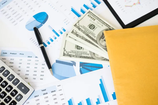 Resepsiyon çeşitli office araçları, dizüstü bilgisayar, dijital tablet ve evrak ile iş masaüstü çalışma alanı, numaraları ve grafikler ile üstten görünüm