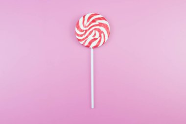 Üstten görünüm lezzetli iştah açıcı kavramı, en az tatlı tedavi girdap Candy lolipop hatmi renkli desen pembe pastel zemin üzerine yat ve uzay kopyalayın