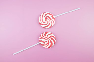 Üstten görünüm lezzetli iştah açıcı kavramı, en az tatlı tedavi girdap Candy lolipop hatmi renkli desen pembe pastel zemin üzerine yat ve uzay kopyalayın