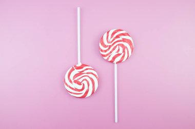 Üstten görünüm lezzetli iştah açıcı kavramı, en az tatlı tedavi girdap Candy lolipop hatmi renkli desen pembe pastel zemin üzerine yat ve uzay kopyalayın