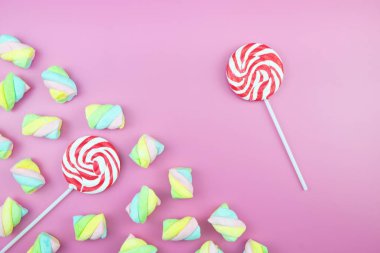 Üstten görünüm lezzetli iştah açıcı kavramı, en az tatlı tedavi girdap Candy lolipop hatmi renkli desen pembe pastel zemin üzerine yat ve uzay kopyalayın
