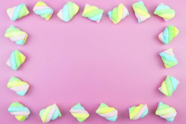 Üstten görünüm lezzetli iştah açıcı kavramı, en az tatlı tedavi girdap Candy lolipop hatmi renkli desen pembe pastel zemin üzerine yat ve uzay kopyalayın