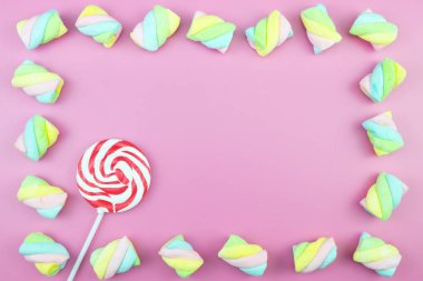 Üstten görünüm lezzetli iştah açıcı kavramı, en az tatlı tedavi girdap Candy lolipop hatmi renkli desen pembe pastel zemin üzerine yat ve uzay kopyalayın