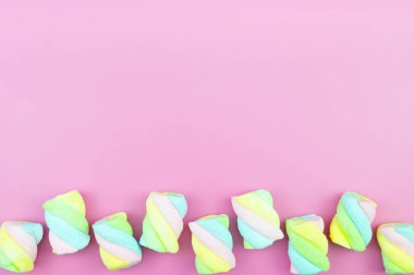 Üstten görünüm lezzetli iştah açıcı kavramı, en az tatlı tedavi girdap Candy lolipop hatmi renkli desen pembe pastel zemin üzerine yat ve uzay kopyalayın