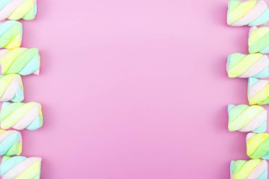 Üstten görünüm lezzetli iştah açıcı kavramı, en az tatlı tedavi girdap Candy lolipop hatmi renkli desen pembe pastel zemin üzerine yat ve uzay kopyalayın