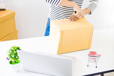 teslimat kavramı e-ticaret ve online satış küçük işletme sahibi işyeri kartı kutusundaki ambalaj başlatmak. serbest kadın satıcı hazırlamak Ürün Paketleme işlemini Shop için. 