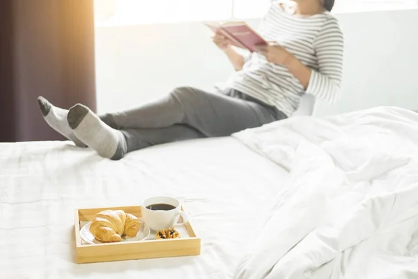 Mujer Leyendo Libro Periódico Tomando Café Desayuno Cama Durante Mañana — Foto de Stock