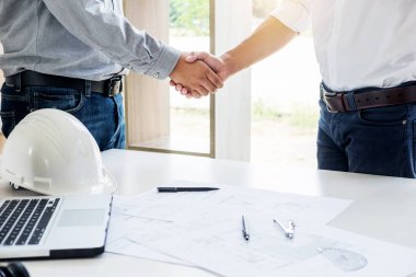el retro tarzı mimarisi ve ev yenileme kavramı - builder ile ortak sallayarak blueprint.