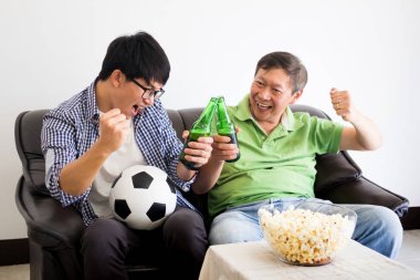 dostluk, spor ve eğlence kavramının - tezahürat ve tarassut tv birlikte Dünya Kupası futbol takımı destekleyen evde mutlu erkek arkadaşlar kazanmak.