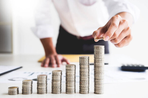 Средняя часть руки бизнесмена положить укладку монет на Увеличение стол монеты офиса, валюта, инвестиции, сбережения, финансовая концепция
.