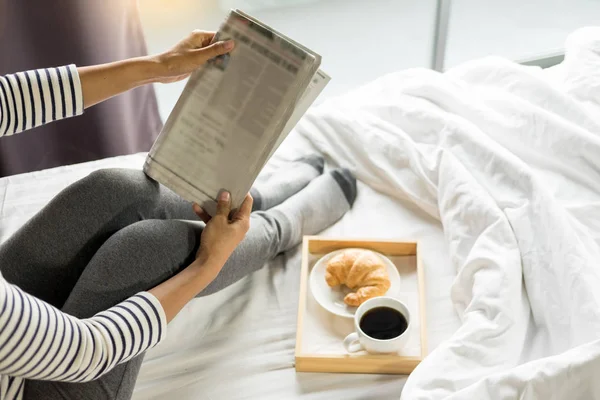 Kvinna Läsa Bok Eller Tidning Och Dricka Kaffe Frukost Sängen — Stockfoto