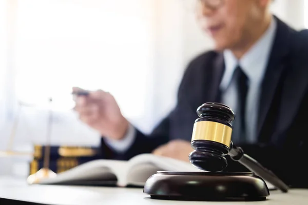 Tokmak Soundblock Adalet Yasa Ahşap Resepsiyon Arka Planda Çalışan Avukat — Stok fotoğraf