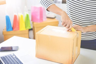 teslimat kavramı e-ticaret ve online satış küçük işletme sahibi işyeri kartı kutusundaki ambalaj başlatmak. serbest kadın satıcı hazırlamak Ürün Paketleme işlemini Shop için. 