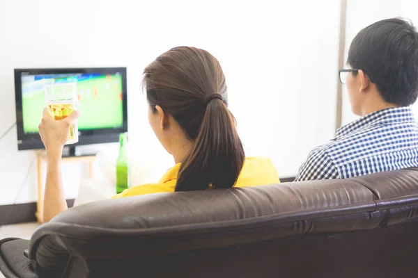 体育和娱乐概念 快乐的男性朋友欢呼和看电视一起在家里支持世界杯足球队获胜 — 图库照片