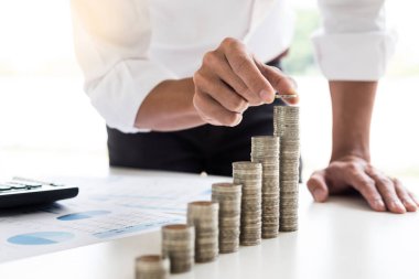 İşadamı el midsection yığın paralar, artan para office Resepsiyon, Döviz, yatırım, tasarruf, mali konsepti üzerine koymak..