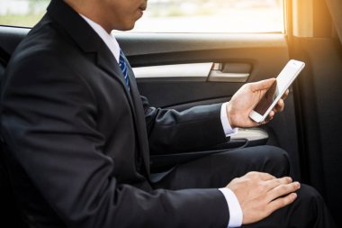 Çekici genç iş adamı. Arabada cep telefonu kullanıyor..