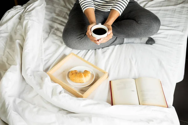 Kvinna Läsa Bok Eller Tidning Och Dricka Kaffe Frukost Sängen — Stockfoto