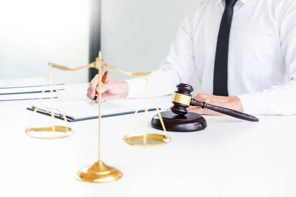 正義法の木製デスク背景に取り組んでいる弁護士の小槌とサウンド ブロック — ストック写真