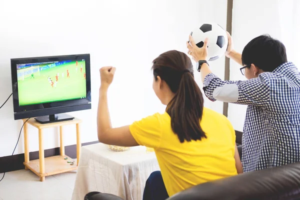 応援とホーム ワールド カップ サッカー チームのサポートで一緒にテレビを見て幸せな男性の友人に勝つ友情 スポーツとエンターテインメントの概念 — ストック写真
