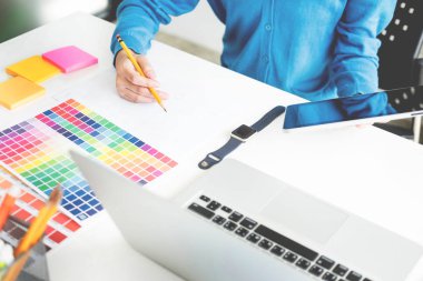 iç tasarım veya grafik tasarımcı yenileme ve teknoloji kavramı - seçim için renk örnekleri ile çalışan kadın. renk renk örnekleri, closeup seçme işyerinde. Yaratıcı insanlar 