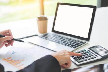 iş kadını ile laptop, yeni bir iş planı ile modern dijital bilgisayar, finans ve bir belge üzerinde yazar ofisinde iş tasarım grubunda.