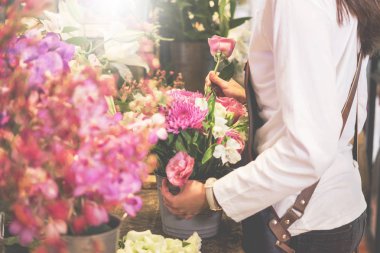 buket çiçek mağazası önünde yapma genç kadınların iş sahibi çiçekçi