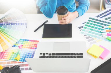 iç tasarım veya grafik tasarımcı yenileme ve teknoloji kavramı - seçim için renk örnekleri ile çalışan kadın. renk renk örnekleri, closeup seçme işyerinde. Yaratıcı insanlar 