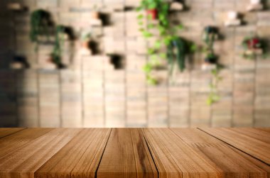 Seçilmiş odak noktası boş kahverengi ahşap masa ve kafeterya veya restoranın arka planı bokeh görüntülü bulanık. Fotomontaj ya da ürün gösterimi için.