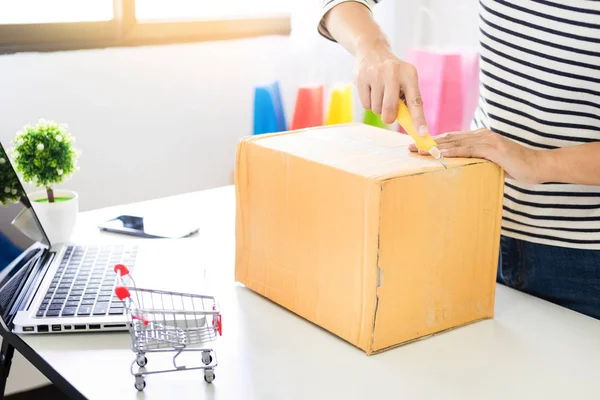 Conceito Entrega Commerce Venda Line Start Pequeno Empresário Embalagem Caixa — Fotografia de Stock