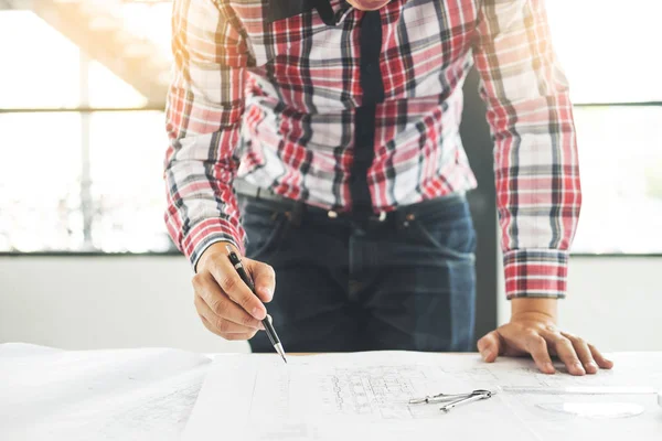 Plan Dibujo Mano Del Ingeniero Persona Impresión Azul Con Equipo —  Fotos de Stock