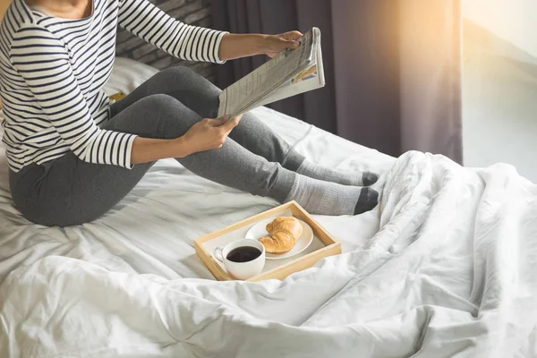 Mujer Leyendo Libro Periódico Tomando Café Desayuno Cama Durante Mañana — Foto de Stock